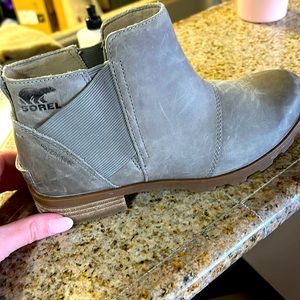 Sorel size 7 gray boot